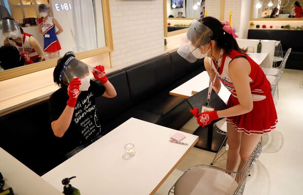 Các nữ tiếp viên trong trang phục cổ vũ với thực khách tại nhà hàng Cheers One ở Tokyo - Sputnik Việt Nam