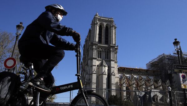 Người đi xe đạp tại nhà thờ Đức Bà ở Paris - Sputnik Việt Nam