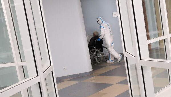 Nhân viên y tế và bệnh nhân trong bệnh viện dành cho bệnh nhân nhiễm coronavirus tại phòng khám của Đại học quốc gia Moscow - Sputnik Việt Nam