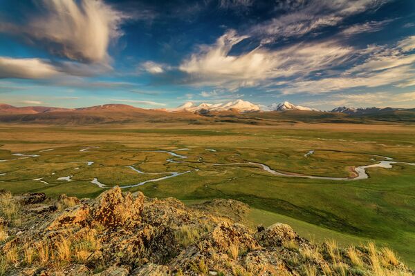 Cao nguyên Ukok ở Altai, được gọi là Đồng cỏ Thiên đường, là nơi linh thiêng đối với các pháp sư Altai, Phật tử Trung Quốc và Mông Cổ, với nhiều ngôi mộ cổ. - Sputnik Việt Nam