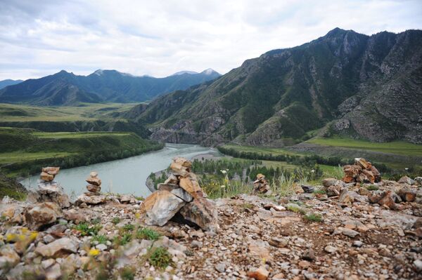 Con đường Ak-Uzuk ở ngã ba sông Chui và Katun ở Cộng hòa Altai. Nơi hợp lưu của hai con sông hùng vĩ là Chui và Katun được người Altai coi là chốn linh thiêng.  - Sputnik Việt Nam