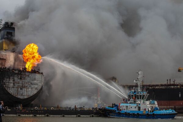 Dập tắt đám cháy trên tàu chở dầu neo đậu tại cảng Belawan, Indonesia - Sputnik Việt Nam