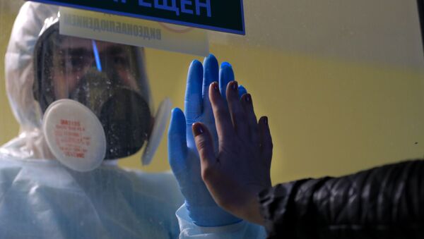Медицинский работник в стационаре для больных COVID-19 в Тверской областной клинической больнице - Sputnik Việt Nam