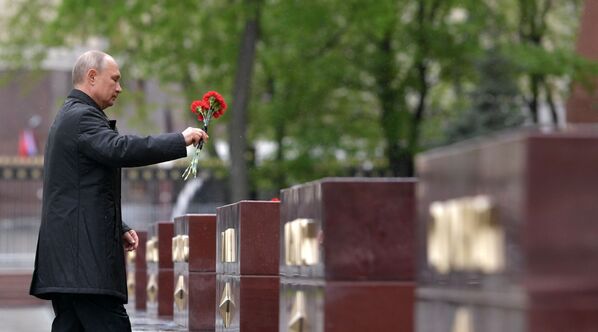 Tổng thống Nga Vladimir Putin đặt  hoa tại mộ người lính vô danh ở vườn Alexandr - Sputnik Việt Nam
