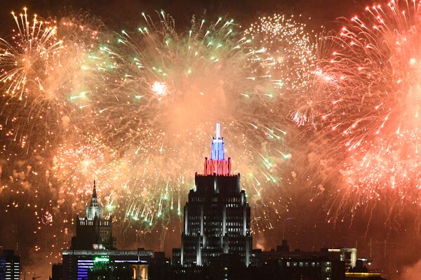 Bắn pháo hoa ở Moskva vinh danh kỷ niệm 75 năm Chiến thắng - Sputnik Việt Nam