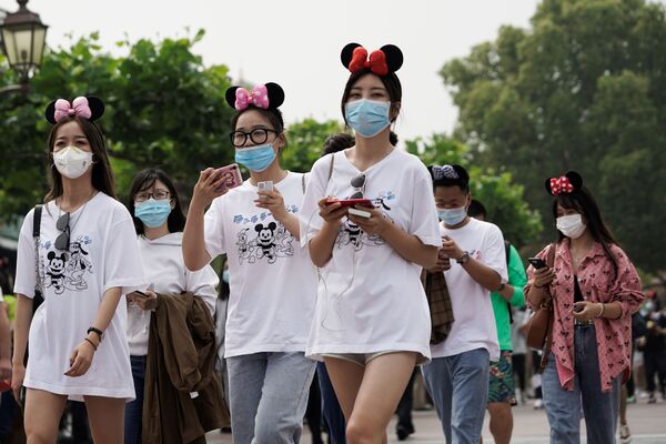 Du khách đến Công viên giải trí Disneyland ở Thượng Hải, cơ sở mở cửa lại sau khi cách ly - Sputnik Việt Nam