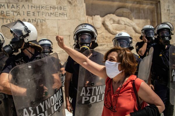 Người biểu tình và cảnh sát trong cuộc biểu tình trước quốc hội Hy Lạp ở Athens - Sputnik Việt Nam