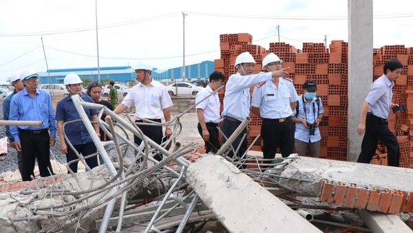 Thứ trưởng Lê Quang Hùng cùng đoàn công tác liên bộ kiểm tra hiện trường sập công trình xây dựng. - Sputnik Việt Nam