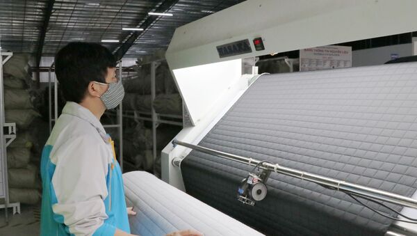 Công nhân Nhà máy may Thagaco Đại Từ kiểm tra vải trước khi đưa vào dây chuyền cắt. - Sputnik Việt Nam