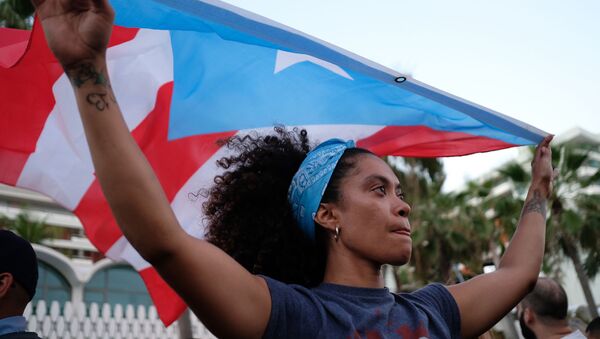 Cô gái với lá cờ Puerto Rico ở thành phố San Juan - Sputnik Việt Nam