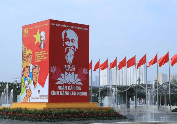 Áp phích chào mừng 130 năm Ngày sinh Chủ tịch Hồ Chí Minh vĩ đại tại Trung tâm Hội nghị Quốc gia Mỹ Đình - Sputnik Việt Nam
