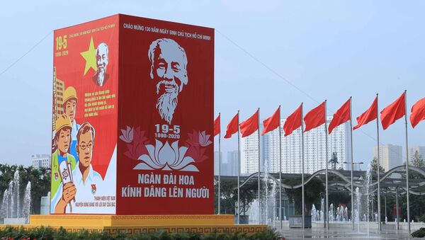 Áp phích chào mừng 130 năm Ngày sinh Chủ tịch Hồ Chí Minh vĩ đại tại Trung tâm Hội nghị Quốc gia Mỹ Đình.  - Sputnik Việt Nam
