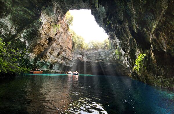 Hang Melissani ở Hy Lạp, cũng được gọi là hang động của nữ thần - Sputnik Việt Nam