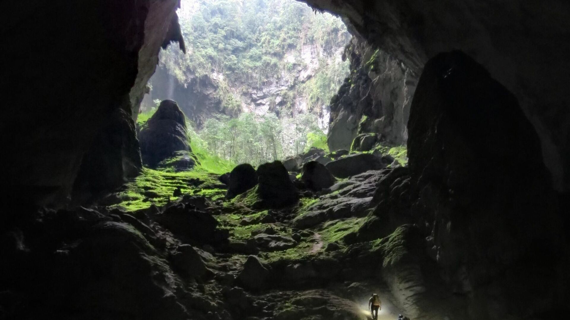 Hang Sơn Đoòng ở Việt Nam - được coi là lớn nhất thế giới, thể tích 38,5 triệu mét khối. Ở một số nơi đạt tới 200 mét chiều cao và 150 mét chiều rộng, tuổi của hang ít nhất là năm triệu năm - Sputnik Việt Nam, 1920, 14.04.2022