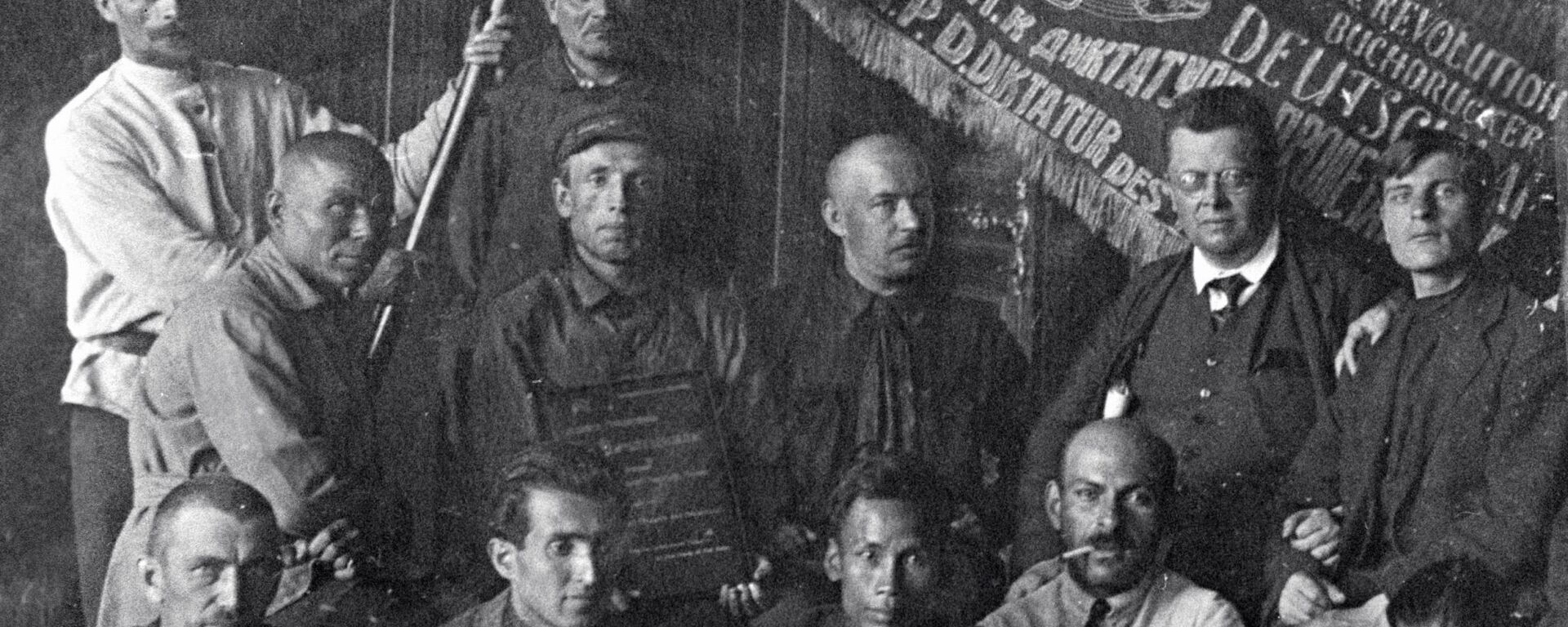 Nguyễn Ái Quốc (thứ ba bên trái) cùng với các đại biểu dự Đại hội V của Quốc tế Cộng sản - Sputnik Việt Nam, 1920, 30.06.2023