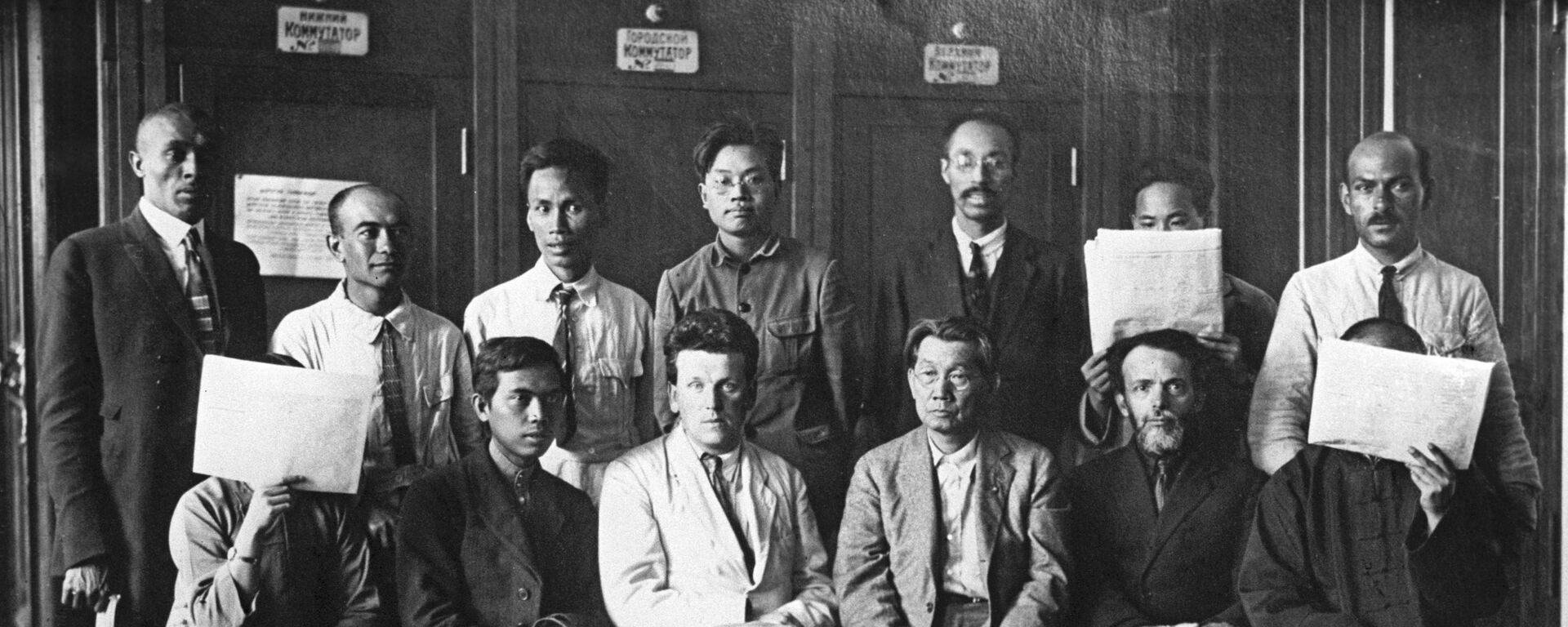 Nguyễn Ái Quốc (thứ ba bên trái) cùng với các đại biểu dự Đại hội V của Quốc tế Cộng sản. Matxcơva năm 1924 - Sputnik Việt Nam, 1920, 30.01.2023