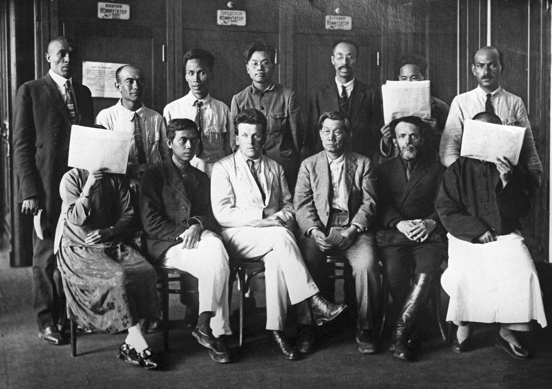 Nguyễn Ái Quốc (thứ ba bên trái) cùng với các đại biểu dự Đại hội V của Quốc tế Cộng sản. Matxcơva năm 1924 - Sputnik Việt Nam, 1920, 29.01.2022