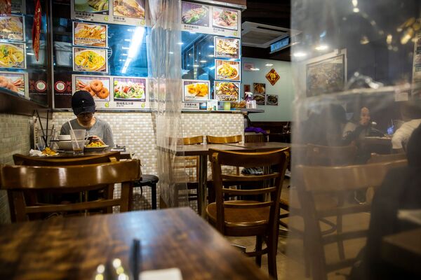 Thực khách trong nhà hàng ngăn bạt nhựa ở Hồng Kông - Sputnik Việt Nam