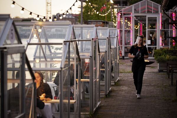 Những người phục vụ làm việc trong nhà hàng theo kiểu nhà kính cách ly ở Amsterdam - Sputnik Việt Nam