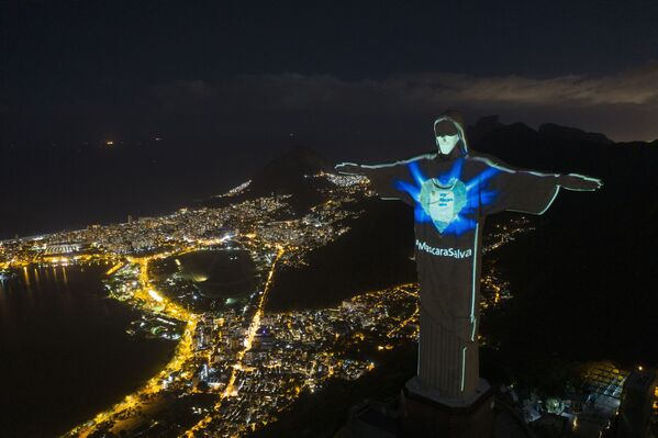 Tượng Chúa Cứu thế đeo khẩu trang và dòng chữ “Khẩu trang cứu rỗi”, Rio de Janeiro, Brazil - Sputnik Việt Nam