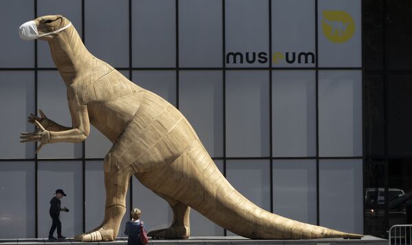 Mô hình khủng long đeo khẩu trang tại Bảo tàng Lịch sử Tự nhiên, Brussels - Sputnik Việt Nam