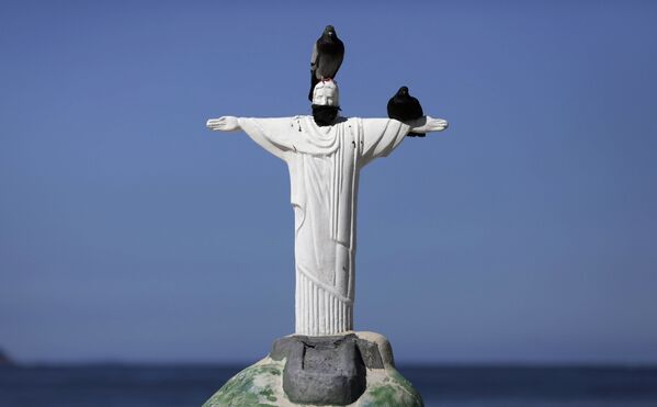 Bức tượng Chúa Cứu rỗi bằng cát đeo khẩu trang trên bãi biển Copacabana, Rio de Janeiro, Brazil - Sputnik Việt Nam