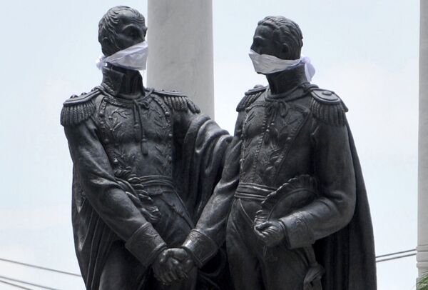Đài tưởng niệm Simon Bolivar và Jose de San Martin đeo khẩu trang, Ecuador - Sputnik Việt Nam