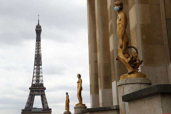 Những bức tượng đeo khẩu trang trên nền tháp Eiffel, Paris - Sputnik Việt Nam