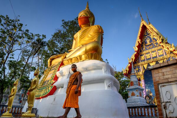 Tượng Phật khổng lồ đeo khẩu trang ở ngoại ô Bangkok, Thái Lan - Sputnik Việt Nam