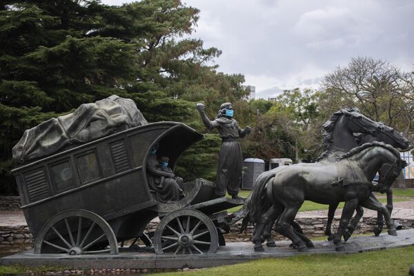 Bức tượng gaucho đeo khẩu trang, Montevideo, Uruguay - Sputnik Việt Nam