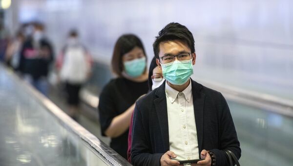 Hành khách tàu điện ngầm đeo mặt nạ y tế ở trung tâm thành phố Hồng Kông - Sputnik Việt Nam