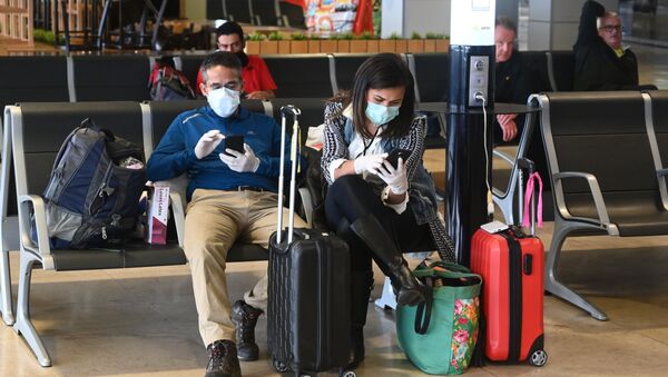 Hành khách đeo khẩu trang y tế tại sân bay ở Madrid - Sputnik Việt Nam