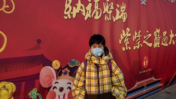 Một cậu bé đeo khẩu trang trên đường phố ở Bắc Kinh - Sputnik Việt Nam
