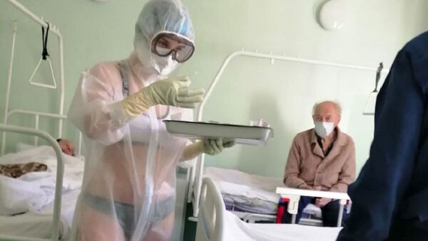 Một y tá của Bệnh viện khu vực Tula trong bộ đồ bảo vệ khỏi coronavirus qua bộ bikini - Sputnik Việt Nam