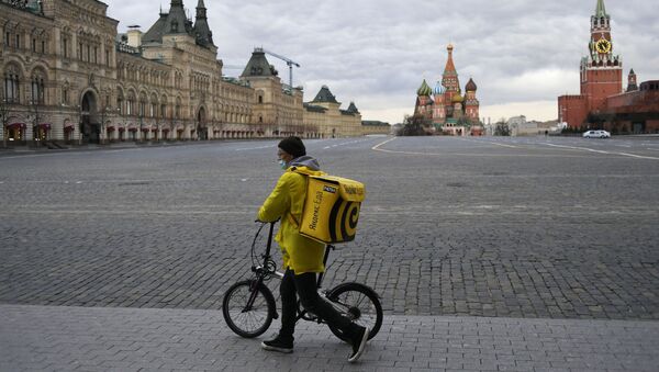 Nhân viên chuyển phát nhanh Yandex Eda ở Moskva trong những ngày cách ly cao độ vì COVID-19  - Sputnik Việt Nam
