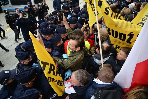 Đụng độ giữa những người biểu tình chống lại các biện pháp kiểm dịch đang tiến hành vì đại dịch coronavirus COVID-19 với cảnh sát ở Warsawa - Sputnik Việt Nam