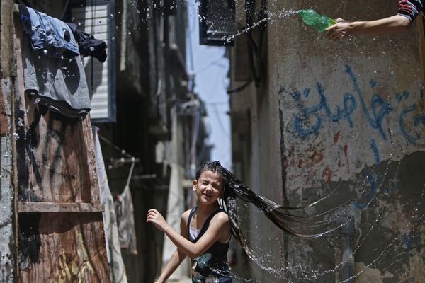 Bé gái trong cái nóng ở trại tị nạn Bureij,  trung tâm Dải Gaza  - Sputnik Việt Nam