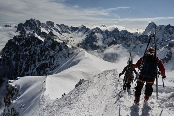 Những người leo núi trượt tuyết tại Mont Blanc, Pháp - Sputnik Việt Nam