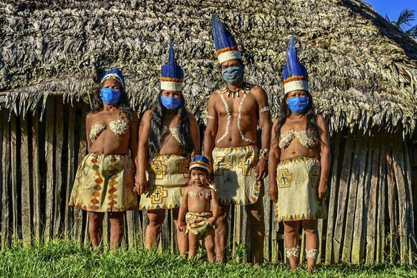 Những người da đỏ Huitoto tạo dáng trong khẩu trang bảo vệ, Colombia - Sputnik Việt Nam