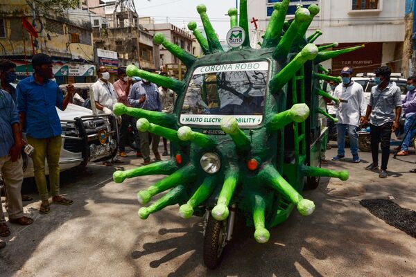Xe kéo tự động với hình dạng coronavirus trên phố của một thành phố Ấn Độ - Sputnik Việt Nam