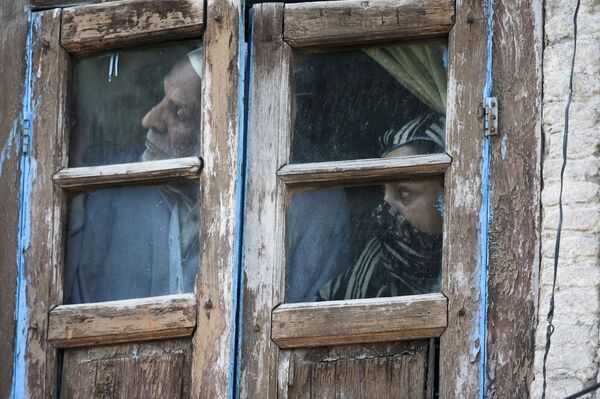 Mọi người nhìn ra cửa sổ ngôi nhà của họ ở Srinagar, Ấn Độ - Sputnik Việt Nam