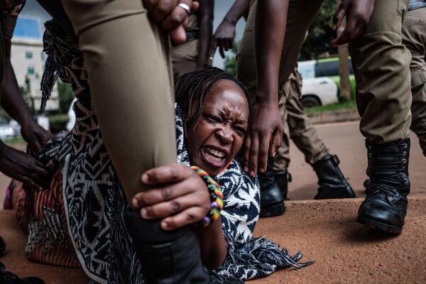 Nhóm dân cư không được bảo vệ biểu tình phản đối phân phối thực phẩm vì cuộc khủng hoảng, hậu quả bùng phát dịch bệnh coronavirus, Kampala, Uganda - Sputnik Việt Nam