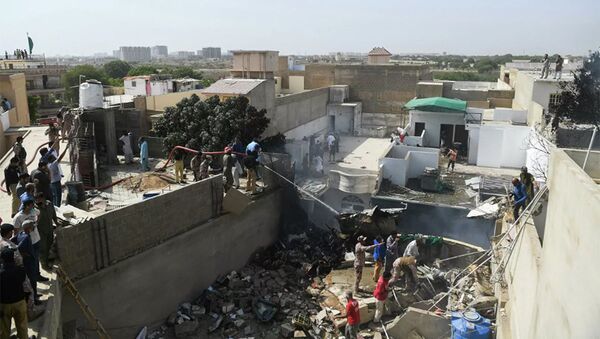 Nhân viên cứu hộ tại địa điểm gặp nạn của một hãng hàng không Pakistan ở Karachi - Sputnik Việt Nam