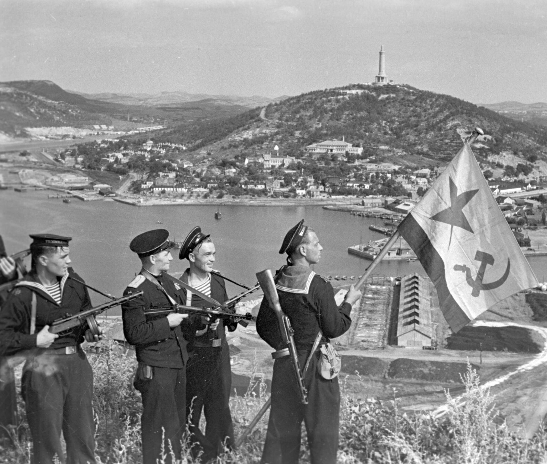 Hạm đội Thái Bình Dương treo cờ trên cảng Arthur, năm 1945 - Sputnik Việt Nam, 1920, 03.09.2023