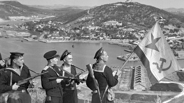 Hạm đội Thái Bình Dương treo cờ trên cảng Arthur, năm 1945 - Sputnik Việt Nam