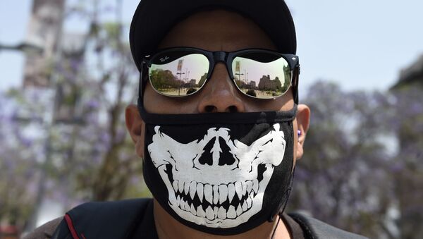 Một người đàn ông đeo mặt nạ bảo vệ trong vụ dịch coronavirus ở Mexico City - Sputnik Việt Nam