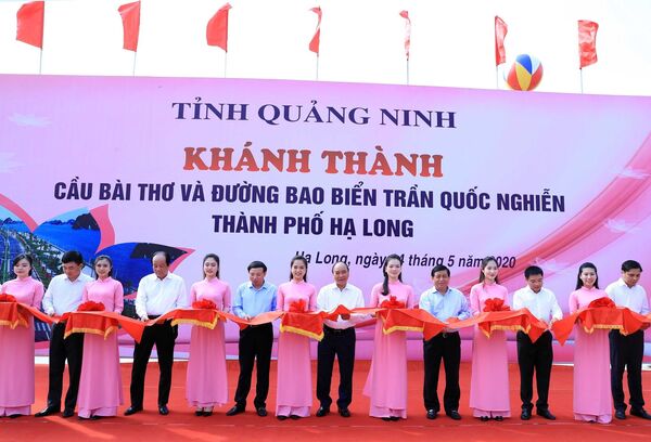 Thủ tướng Nguyễn Xuân Phúc cắt băng khai trương đường bao biển bên bờ vịnh Hạ Long Thủ tướng Nguyễn Xuân Phúc cắt băng khai trương đường bao biển bên bờ vịnh Hạ Long - Sputnik Việt Nam
