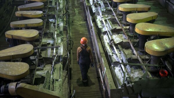 Công nhân tại Nhà máy chế biến trung tâm của mỏ vàng Berezovsky ở vùng Sverdlovsk - Sputnik Việt Nam