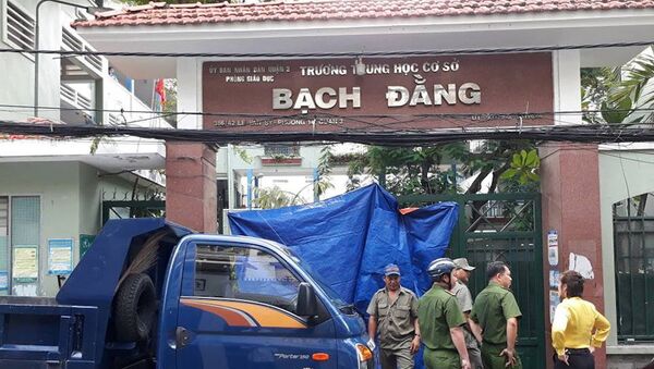 Lực lượng chức năng chốt chặn trước cổng trường sau vụ đổ cây xanh - Sputnik Việt Nam