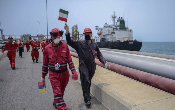 Các công nhân nhà máy lọc dầu Venezuela với lá cờ Iran khi tàu chở dầu Iran tới nước này. - Sputnik Việt Nam